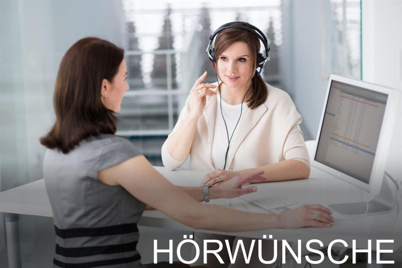 Hörakustikerin geht individuell auf die Wünsche des Kunden ein.