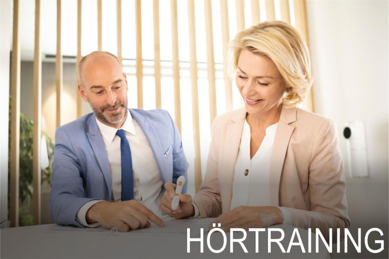 Hörakustiker führt mit Kunden das Hörtrainig durch